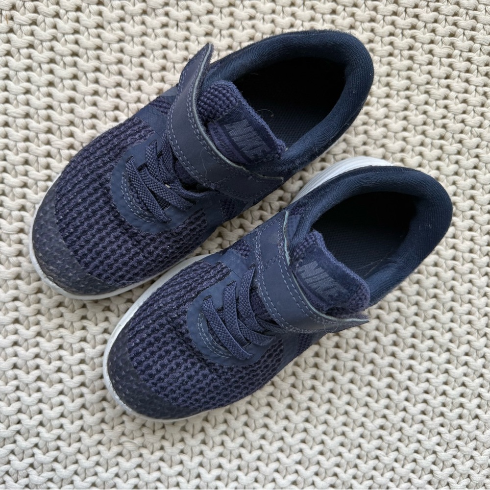 Nike Revolution 4 Kids size 10.5 Navy